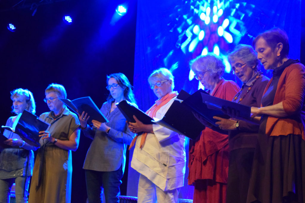 l'atelier Voix et Polyphonie chante sur la scène du Centre Culturel Ecrin