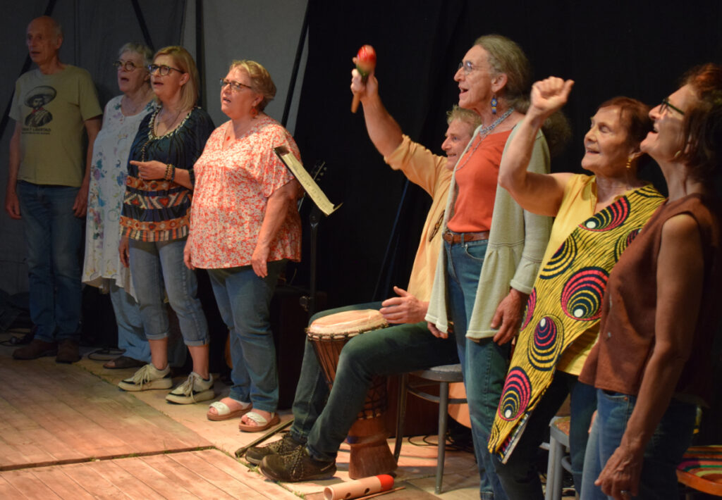 la chorale fait vibrer le public sous le chapiteau, en mai 2026