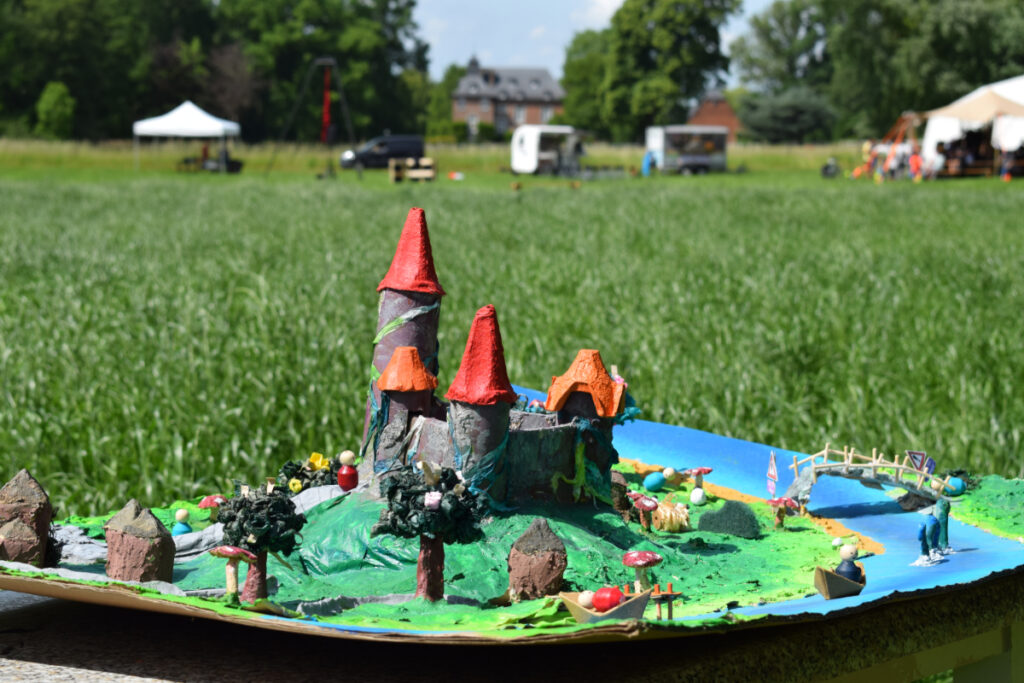 maquette de château, devant le château de Frocourt