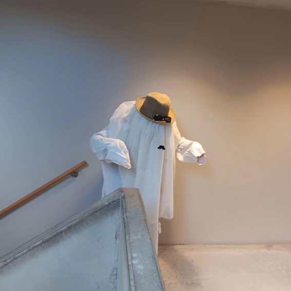 un fantôme monte les escaliers de l'école