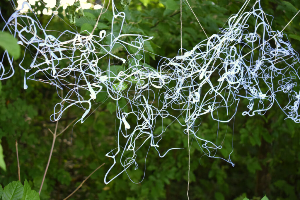 Sculpture installée dans les buissons