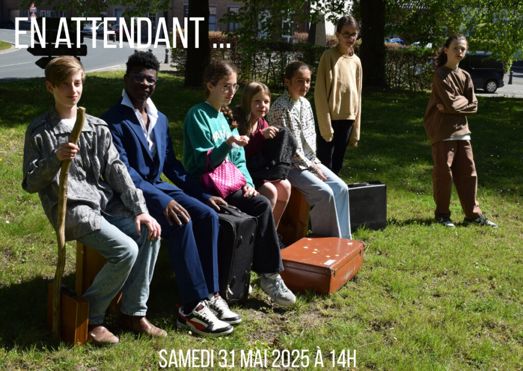 Les personnages attendent sur un banc, au milieu d'une pelouse
