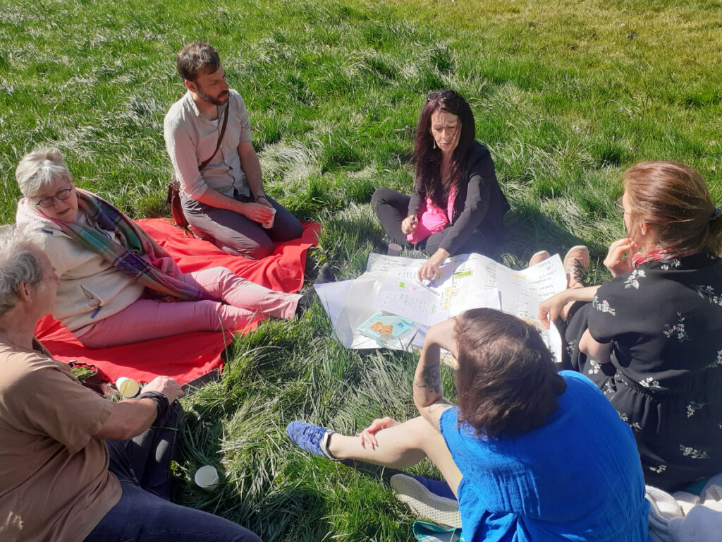 les animateurs assis dans la prairie
