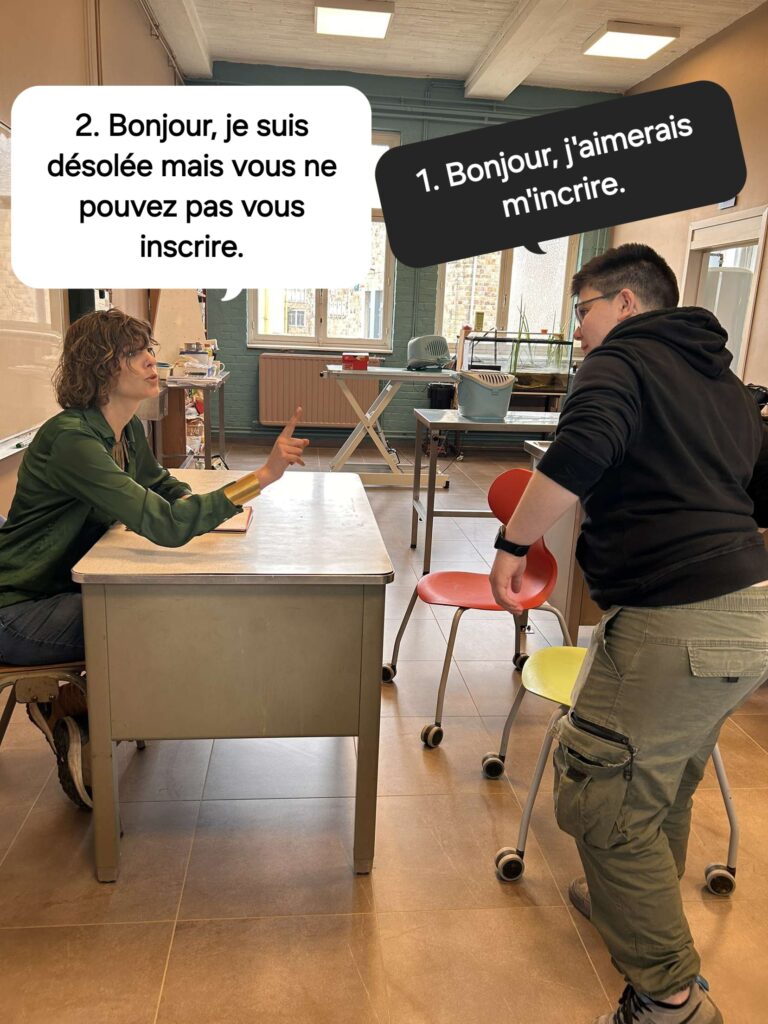 Un garçon entre chez la directrice, très motivé pour s'inscrire