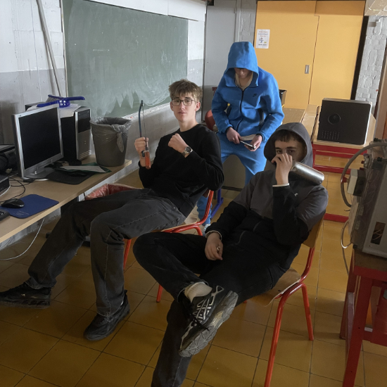 Une classe avec trois jeunes délinquants