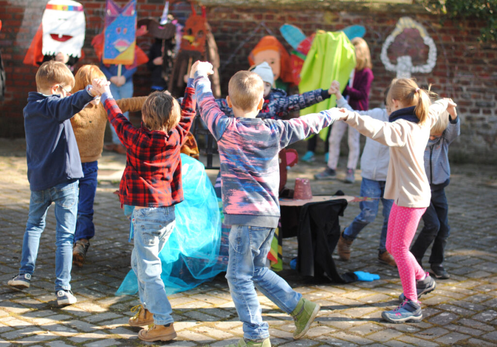 ronde d'enfants dans la cour de Terre-Franche