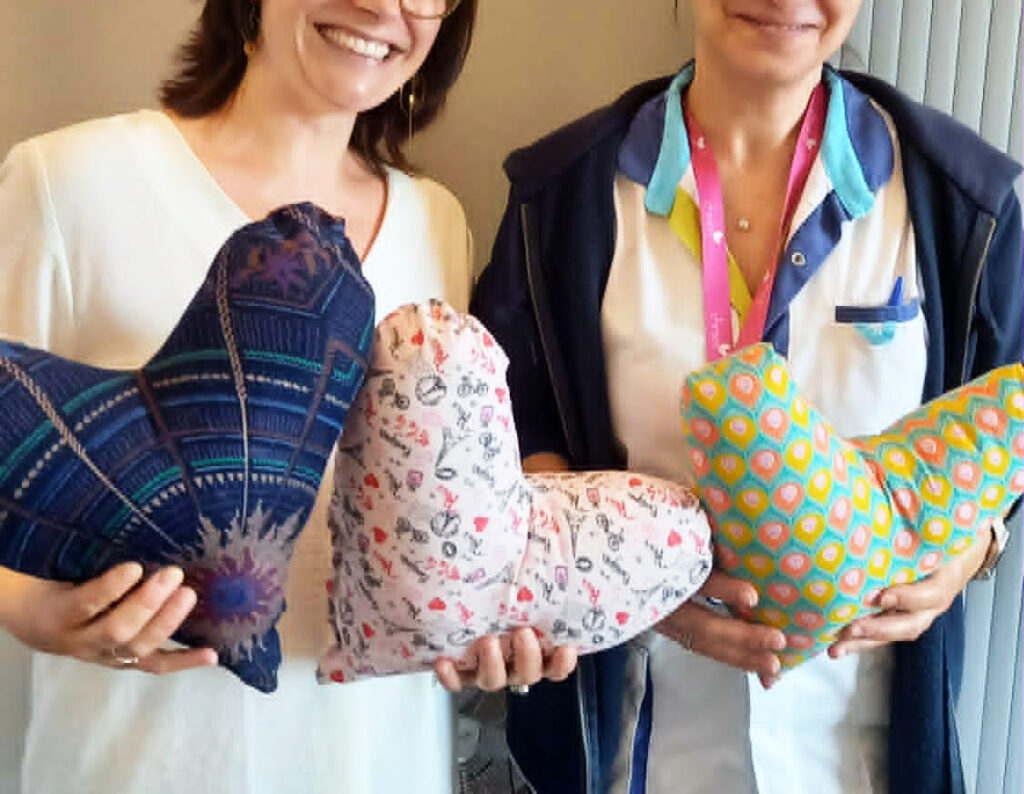 coussins en coeurs pour les patients en cancérologie