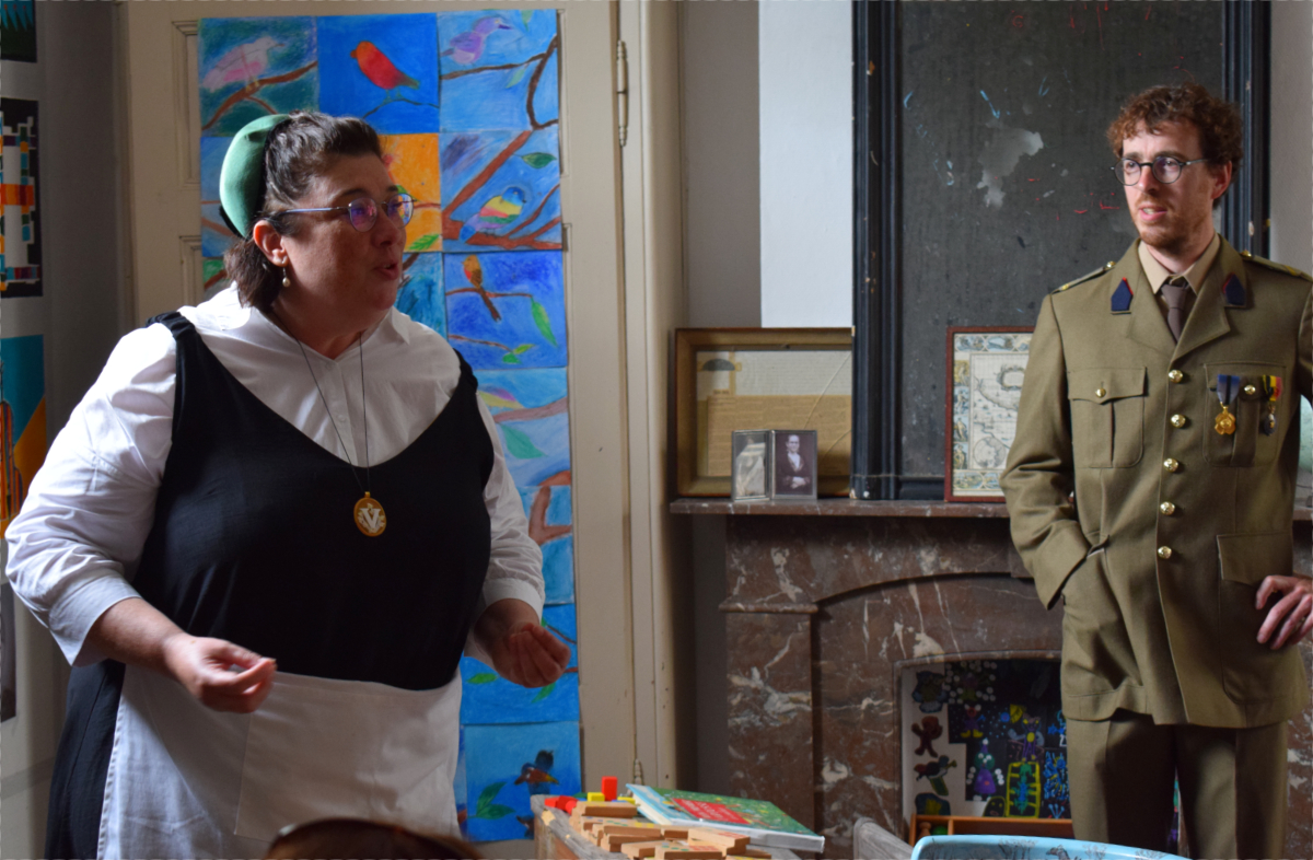 Une ancienne institutrice dcontemporaine de Montesori et un officier bienfaîteur de l'école, dans l'ancienne classe