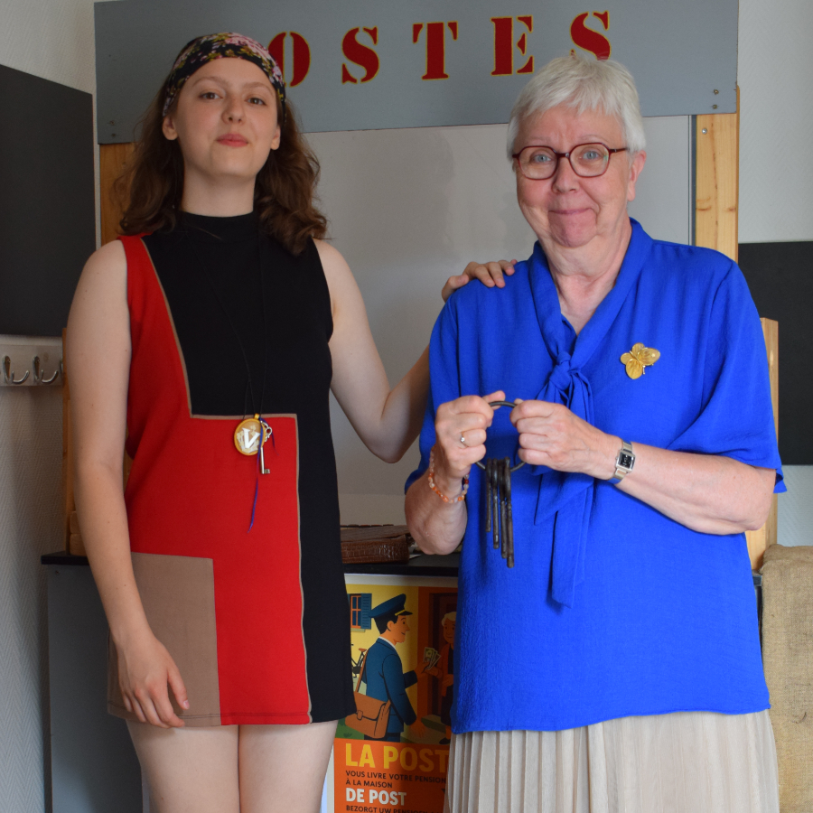 Une jeune demoiselle et sa mère adoptive qui tient en main les clefs de la poste et de son coffre fort