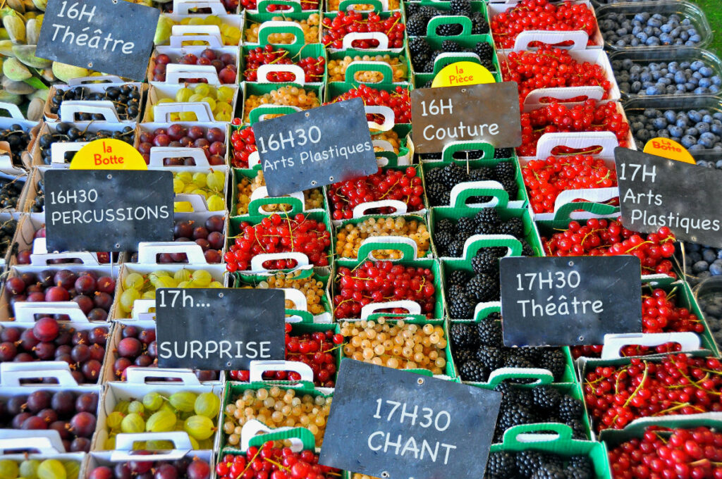 étal de fruits vitaminés qui portent les noms des ateliers