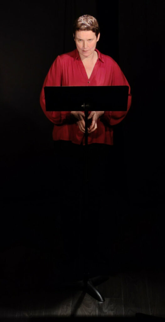 La comédienne devant son lutrin, prête au départ