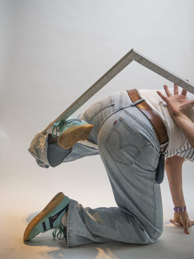 homme traversant un cadre