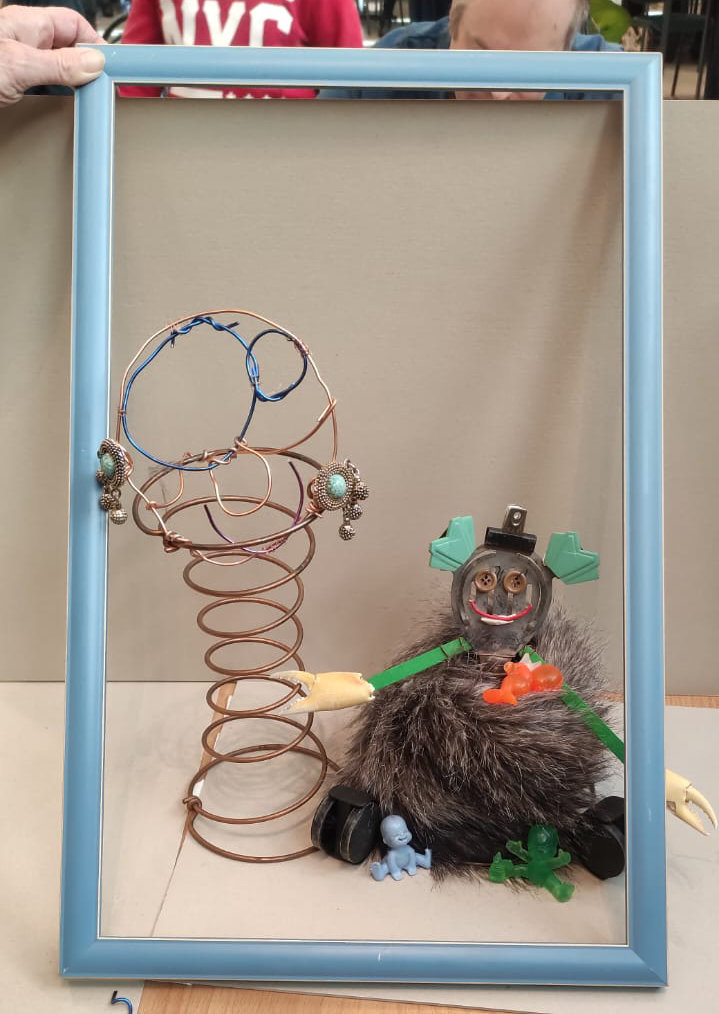 cadre avec objets de récup