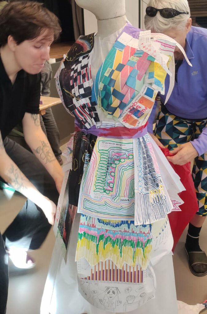 Un mannequin habillé de graphiques de statistiques