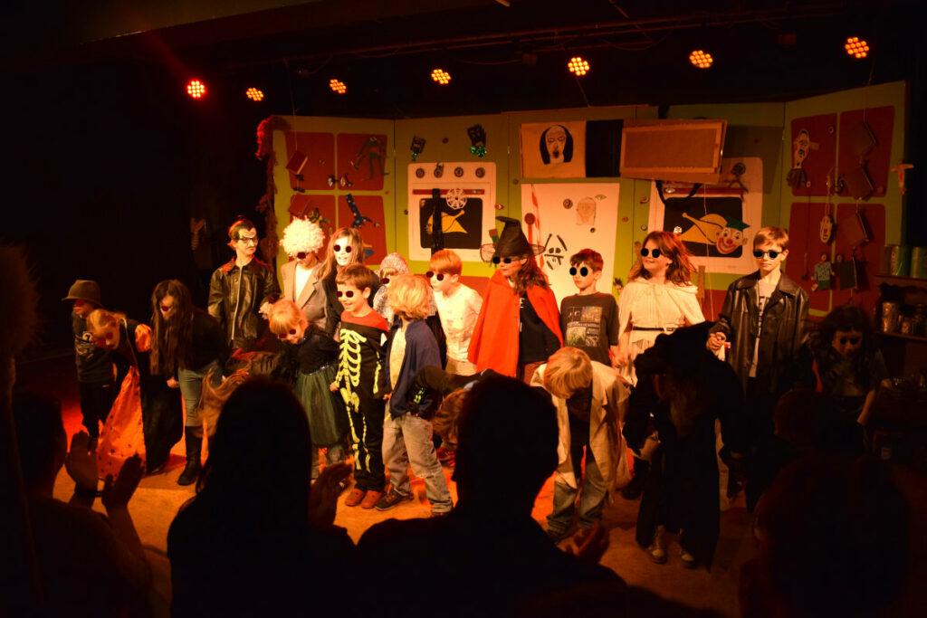 Les enfants saluent le public à la fin de leur représentation "Potions et sortilèges : concours de cuisine"