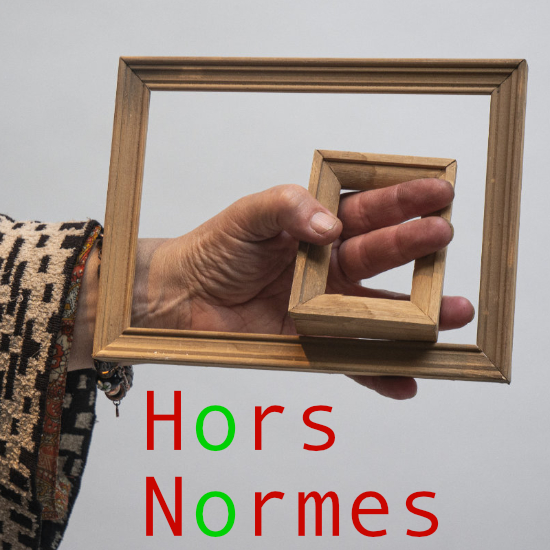 Hors norme, photo d'une main qui tient un cadre dans un cadre