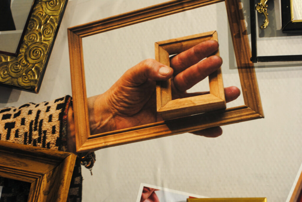 cadrege d'humains dans et hors de cadres