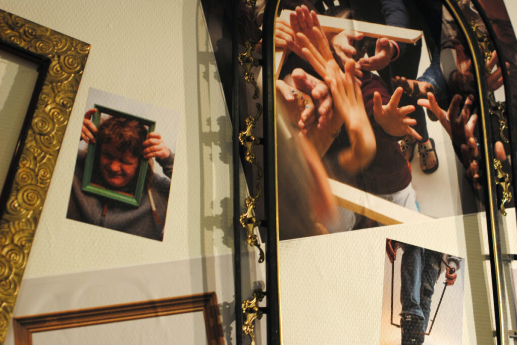 cadrage d'humains dans et hors de cadres