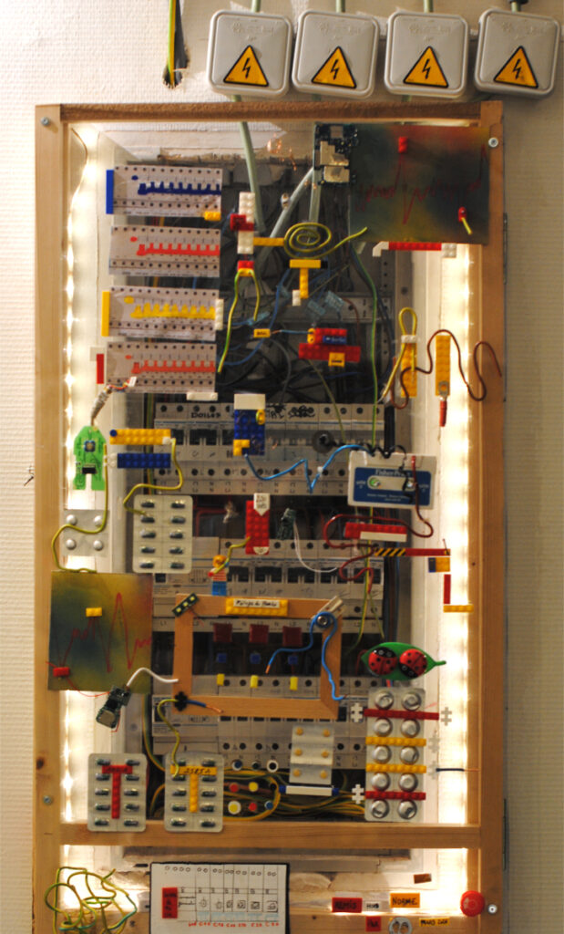 customisation d'un couvercle en plexi de tableau électrique