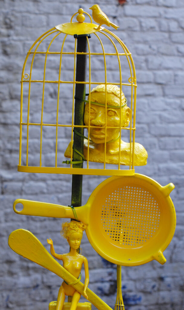 accumulation d'objets, colonne jaune