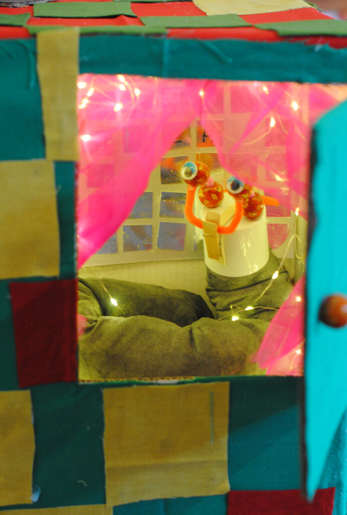 comfortablement instalé dans une pomme déclassée, un joli ver