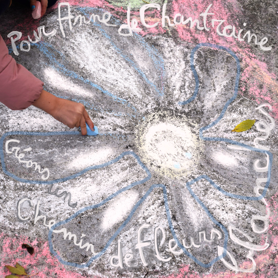 un chemin de fleurs blanches pour Anne de Chantraine